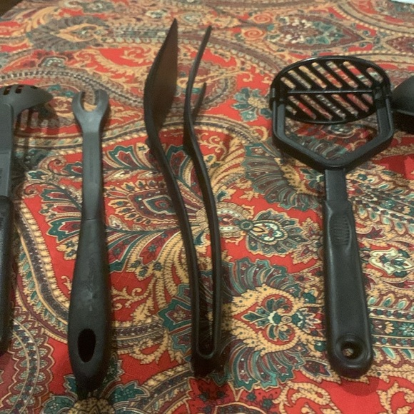 Bundle of 6 black kitchen utensils. Mixed brands. See photos for details. - Picture 11 of 16
